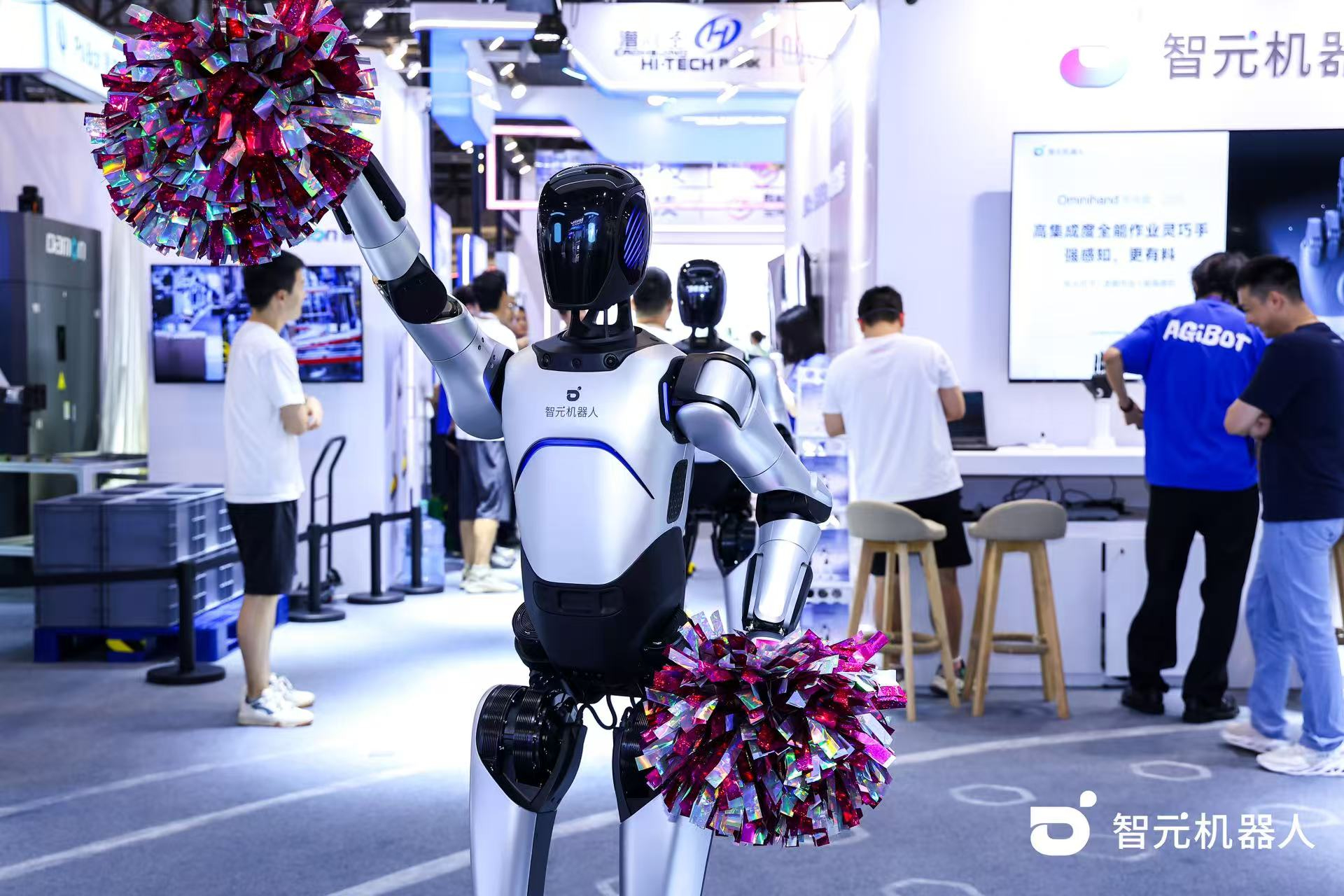 XKTY星空机器人 WAIC 首日展台火爆，机器人家族集体打工忙不停